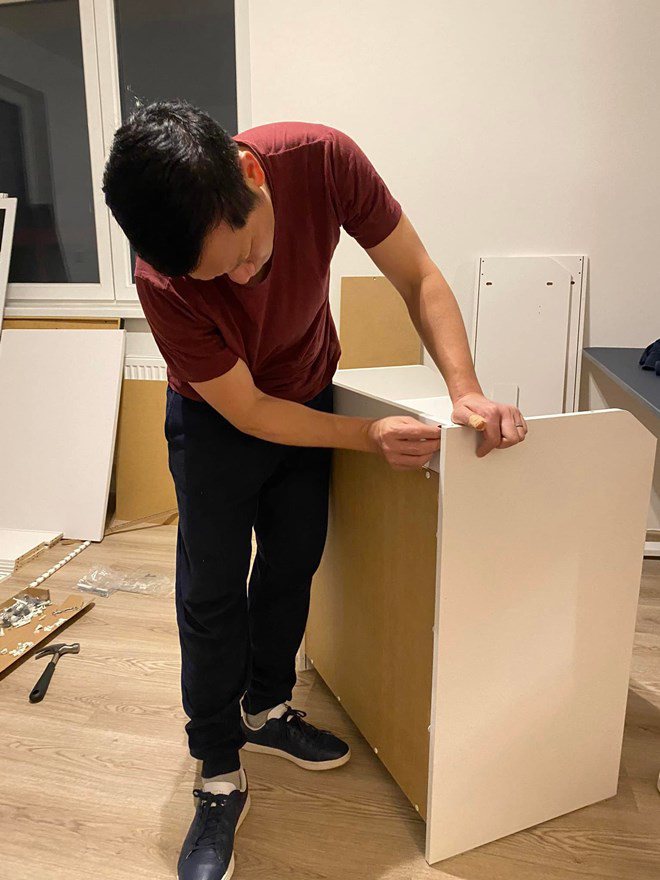 Sự mộc mạc này khác hẳn với vẻ quyền lực trên sóng truyền hình.