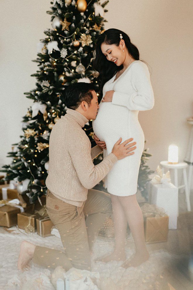 Những khoảnh khắc đầy tình cảm của Shark Hưng bên vợ bầu, nhẹ nhàng hôn lên bụng bà xã.