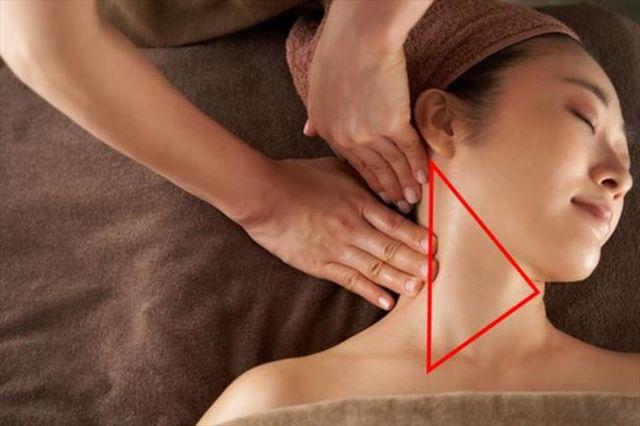 Massage giúp thư giãn nhưng cấm kị xoa bóp amp;#34;vùng tam giác chếtamp;#34; này trên cơ thể kẻo đột quỵ - 1