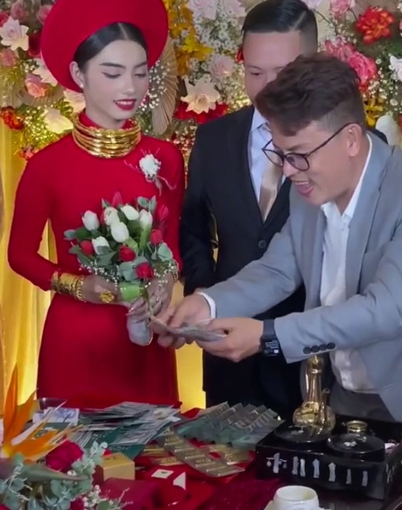 Tháng 11/2021, clip quà cưới "siêu khủng" là dây chuyền vàng, nhẫn vàng và tiền mặt hàng trăm triệu đồng được chia sẻ rần rần trên MXH. 

