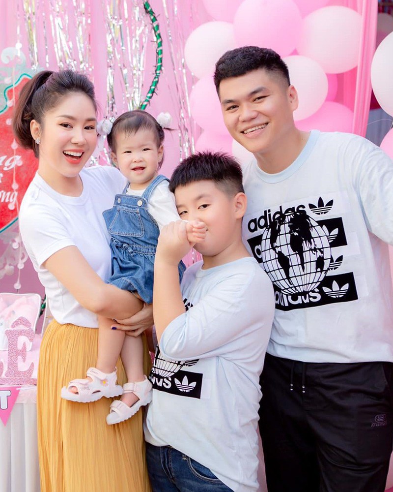 Hiện tại, Lê Phương có cuộc sống gia đình viên mãn với chồng và 2 con 'đủ nếp đủ tẻ'. Sau khi sinh con gái thứ 2, cô từng có khoảng thời gian tự ti vì ngoại hình kém sắc, thừa cân. Giờ đây, nữ diễn viên đã lấy lại vóc dáng xinh đẹp, gọn gàng.
