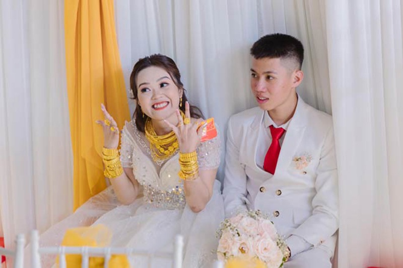 Cặp đôi chia sẻ: "Bố mẹ hai bên không báo trước sẽ trao tặng cụ thể bao nhiêu tiền, vàng nên vợ chồng mình rất bất ngờ". 
