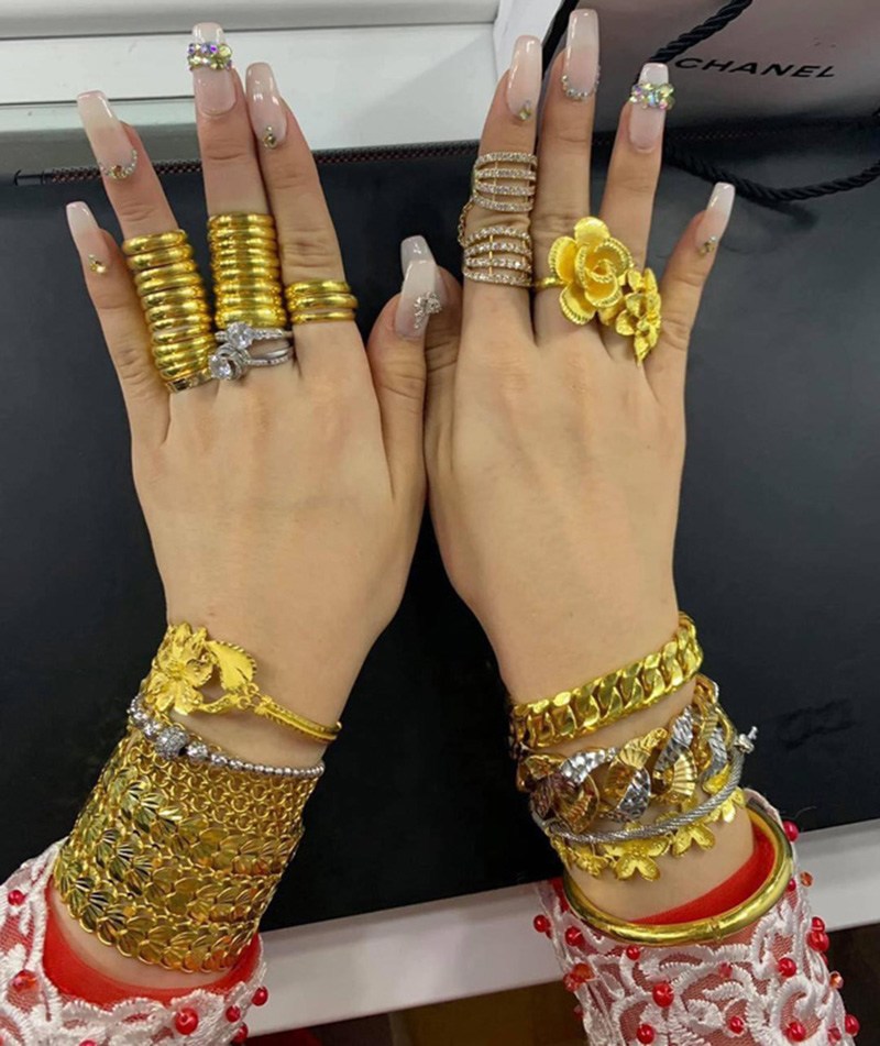 Cô dâu Vân Anh đeo 11 chiếc vòng vàng bản to ở hai cổ tay, 27 nhẫn vàng, 2 nhẫn kim cương ở ngón tay và 5 kiềng vàng ở cổ. Ước tính, số của hồi môn cô đâu đeo trên người lên đến hàng tỷ đồng.
