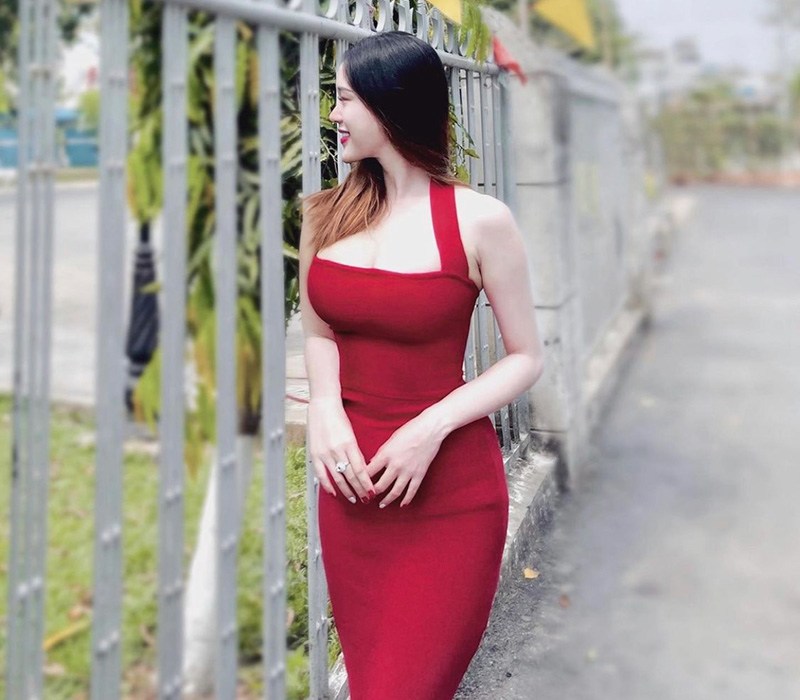 Hot girl khoe triệt để đường cong đắt giá với chiếc váy đỏ rực rỡ ôm trọn hình thể làm bao người ngẩn ngơ.
