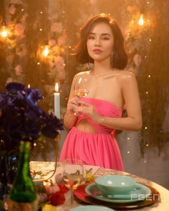 Đào Phan là gương mặt tài năng, nhiều kinh nghiệm trong cương vị MC, diễn viên. Cô từng góp mặt trong loạt MV đình đám, đảm nhận vai trò dẫn dắt nhiều chương trình lớn ở Việt Nam và Mỹ.