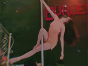 Thời trang - Hot girl múa cột diện đồ hở hang, xém chút là lộ vòng một 100cm