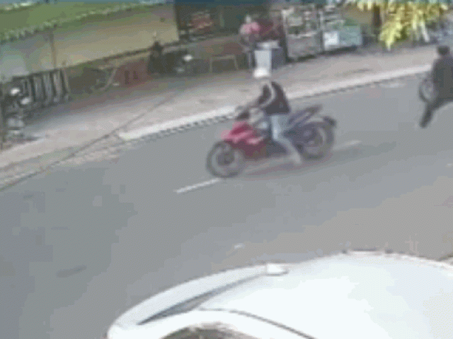 Clip Eva - Nam thanh niên "tung cước" đá bay tên trộm như phim hành động