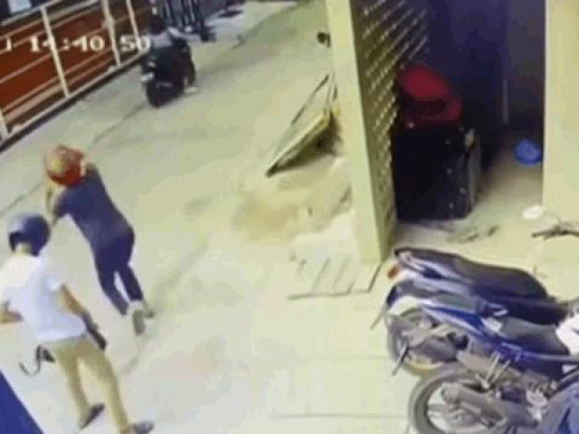 Clip Eva - Đi giật túi xách, 2 tên cướp ngớ người khi bị cô gái trộm mất xe