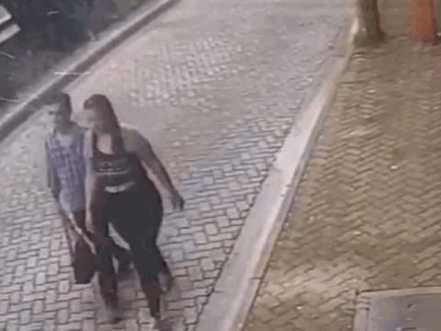 Clip Eva - Ô tô "điên" bay vút qua mặt, đôi nam nữ thoát chết thần kỳ