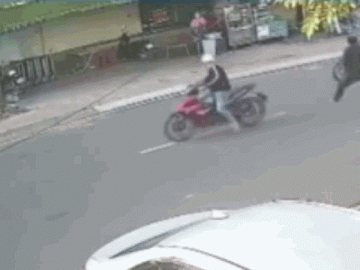  Clip: Nam thanh niên tung cước đá bay tên trộm như phim hành động 