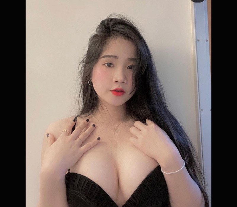 Ngọc Nhi là gương mặt khá hot trên mạng xã hội, cô hiện sở hữu gần 200 ngàn lượt theo dõi với những bức ảnh lên đến hàng chục ngàn lượt like của cộng đồng mạng.
