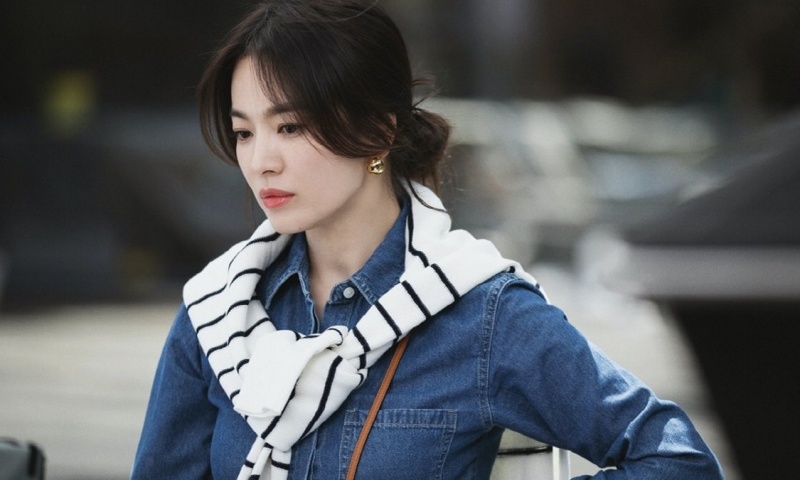 Ở tuổi 40, Song Hye Kyo vẫn được đánh giá là rất đẹp. Cô là một trong những biểu tượng nhan sắc của Hàn Quốc. Song Hye Kyo có cuộc hôn nhân ồn ào với tài tử Song Joong Ki. Cặp đôi kết hôn năm 2017 và ly hôn sau 1 năm 8 tháng bên nhau.
