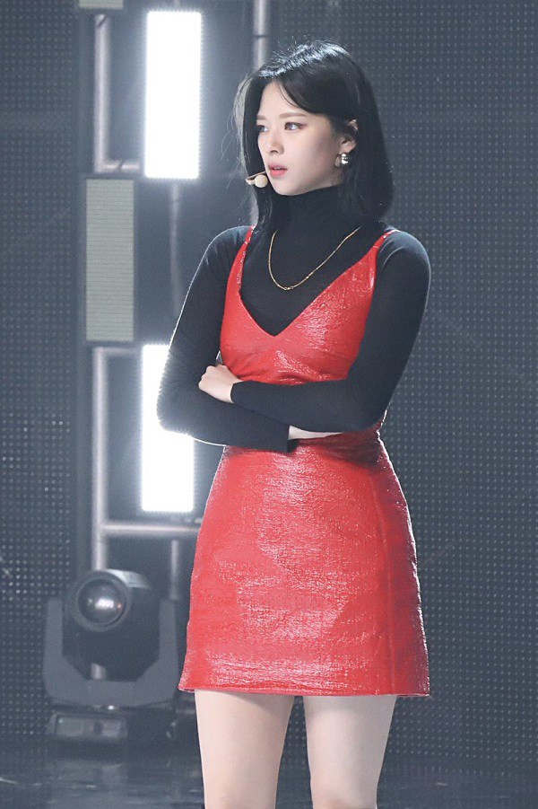 Ghim 7 cách diện đồ màu đỏ nổi bật từ sao Hàn, nàng sẽ đẹp hút hồn mùa Giáng sinh - 5
