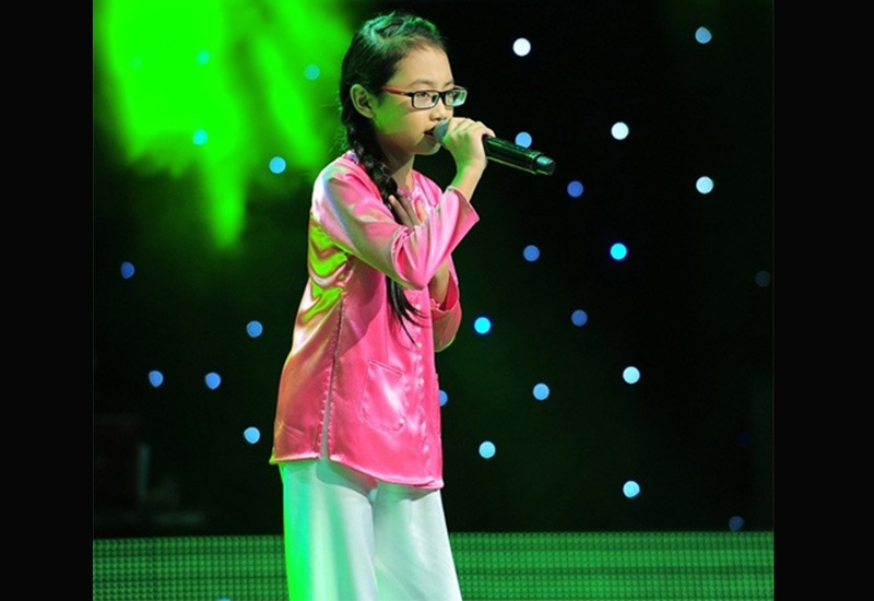Phương Mỹ Chi được ca sĩ Quang Lê nhận nuôi và giúp đỡ trên con đường âm nhạc.
