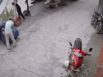  Clip: Thùng phuy bất ngờ phát nổ khiến người đàn ông bốc cháy như đuốc 