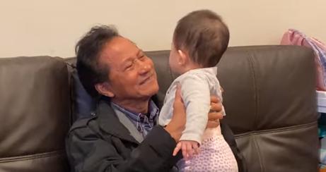 Danh ca Chế Linh bên fan nhỏ tuổi mới 8 tháng.