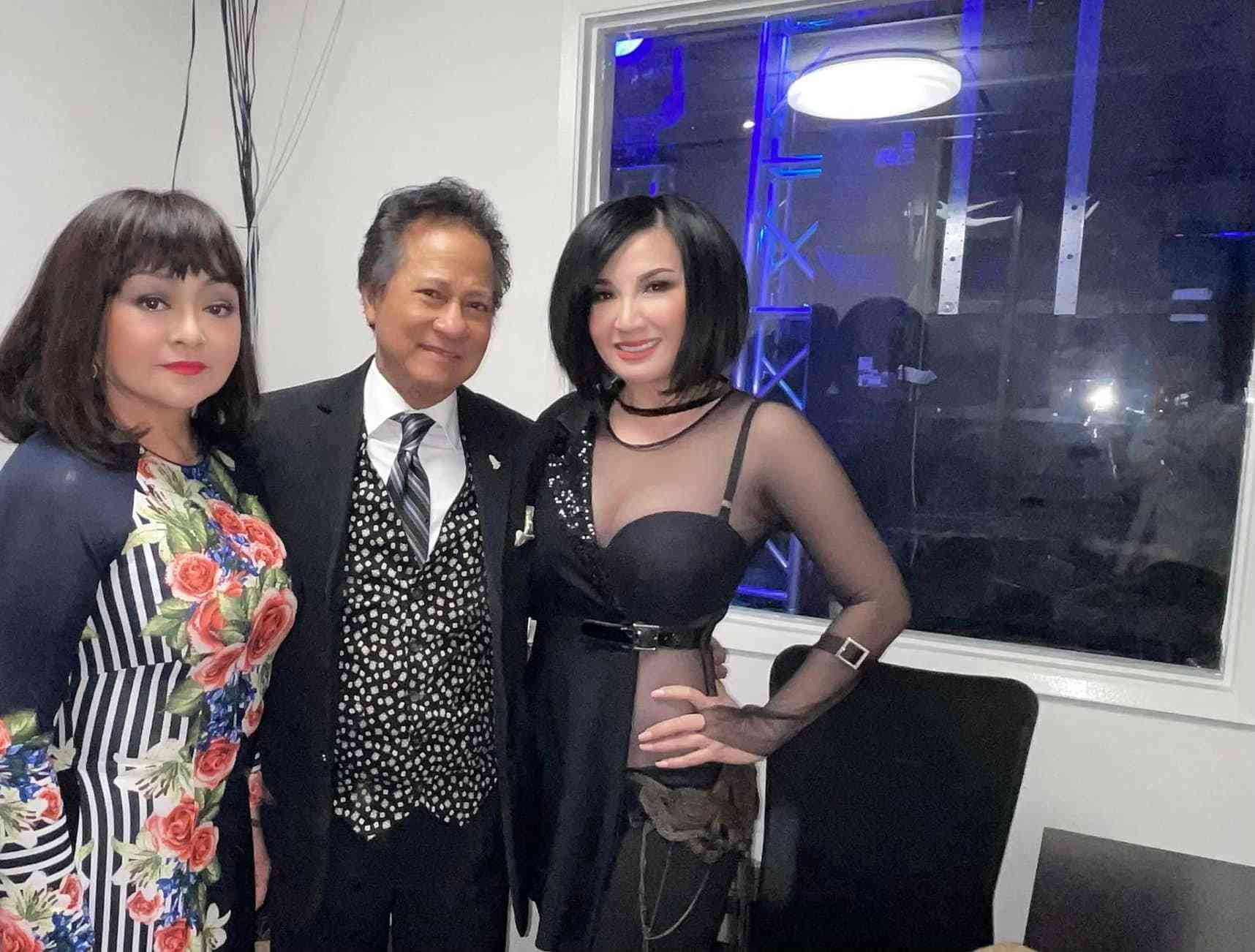 Trizze Phương Trinh chụp cùng danh ca Chế Linh và Hương Lan trong hậu trường một đêm nhạc.