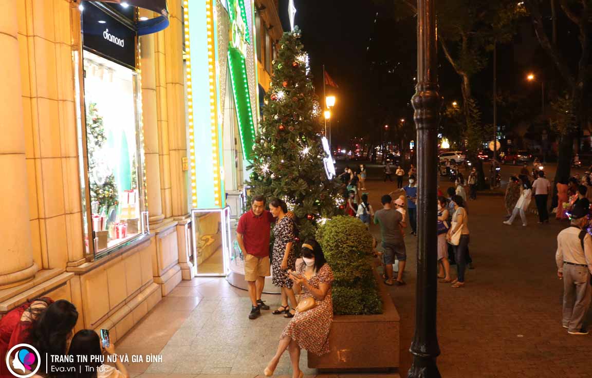 Đường phố Sài Gòn lên đèn đón Noel khắp nơi, giới trẻ tưng bừng check-in - 6