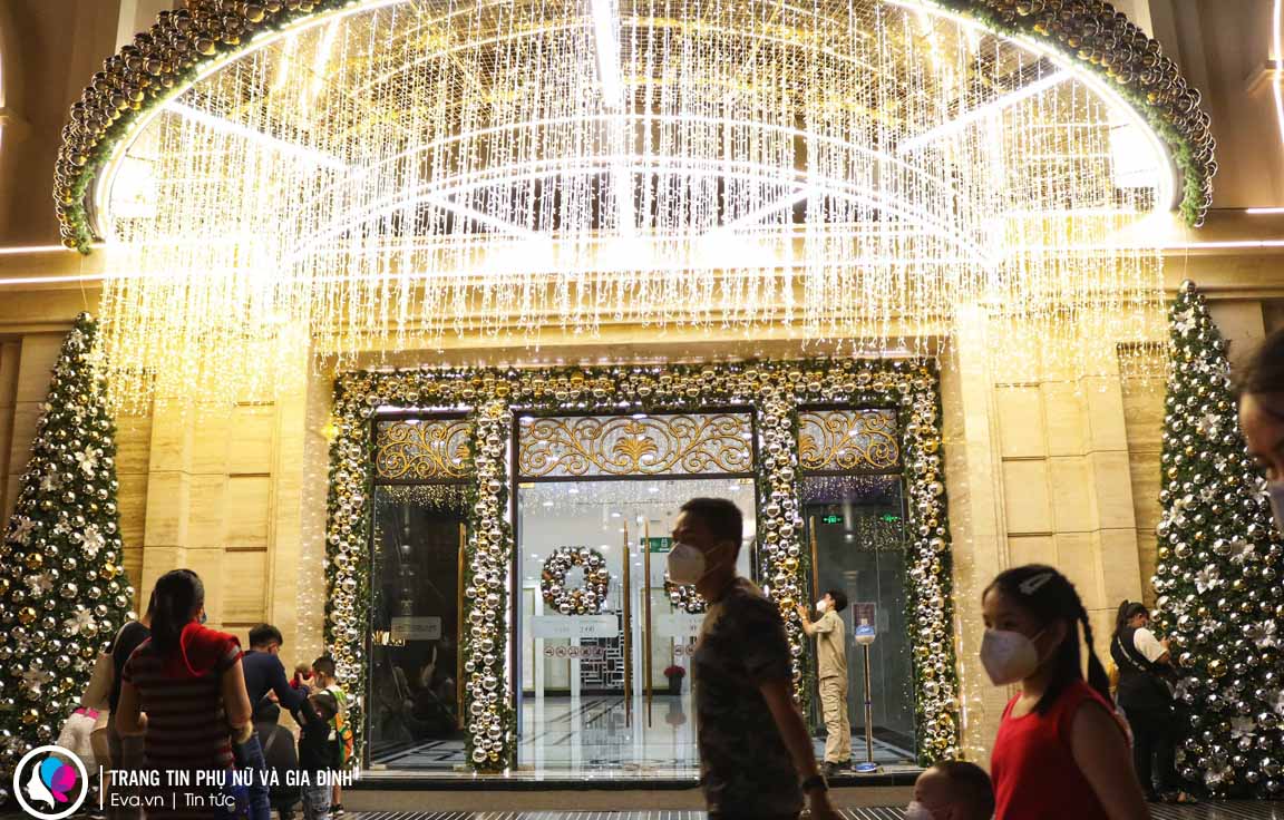 Đường phố Sài Gòn lên đèn đón Noel khắp nơi, giới trẻ tưng bừng check-in - 10