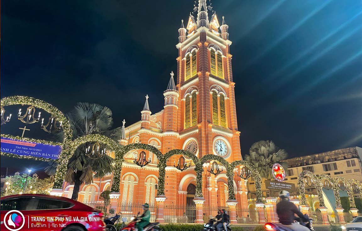 Nhà thờ Tân Định sáng đèn những ngày cận đêm giáng sinh đón giáo dân đến làm lễ. Năm nay nhà thờ có cách trang trí, lên đèn khác với năm ngoái.