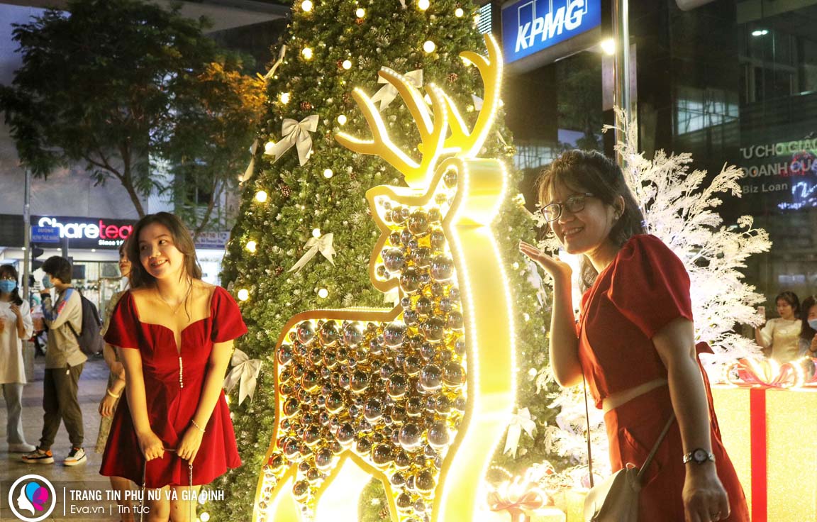 Đường phố Sài Gòn lên đèn đón Noel khắp nơi, giới trẻ tưng bừng check-in - 7