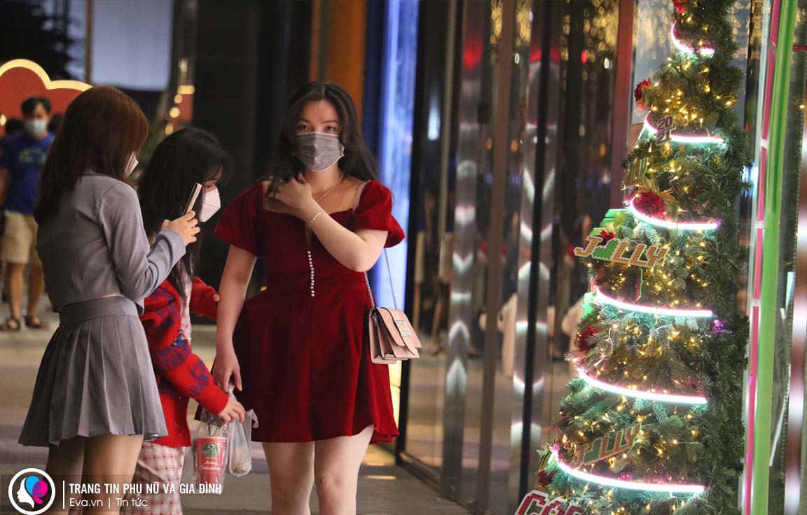 Đường phố Sài Gòn lên đèn đón Noel khắp nơi, giới trẻ tưng bừng check-in - 12