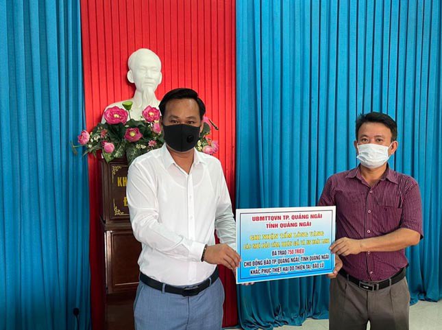 Đại diện nghệ sĩ Hoài Linh trao tiền hỗ trợ cho người dân TP. Quảng Ngãi, tỉnh Quảng Ngãi để khắc phục thiệt hại do thiên tai, bão lũ.