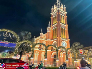 Đường phố Sài Gòn lên đèn đón Noel khắp nơi, giới trẻ tưng bừng check-in