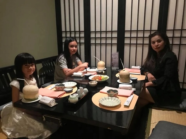 Bé Thảo Nguyên và Tây Nguyên đi ăn cùng mẹ.