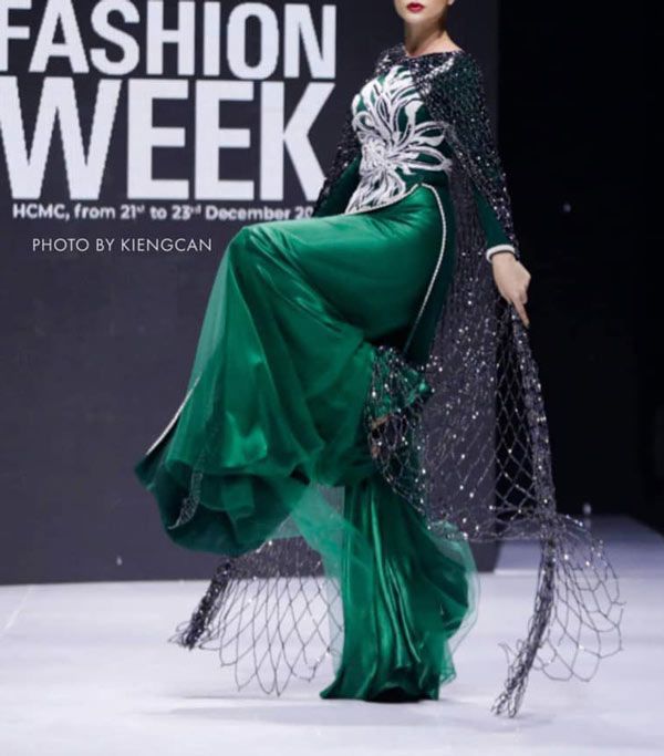 Cựu người mẫu Trang Trần như cá mắc lưới trên sàn diễn, thần thái vẫn đầy thu hút - 4