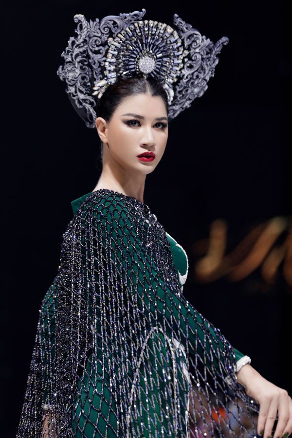 Cựu người mẫu Trang Trần như cá mắc lưới trên sàn diễn, thần thái vẫn đầy thu hút - 2