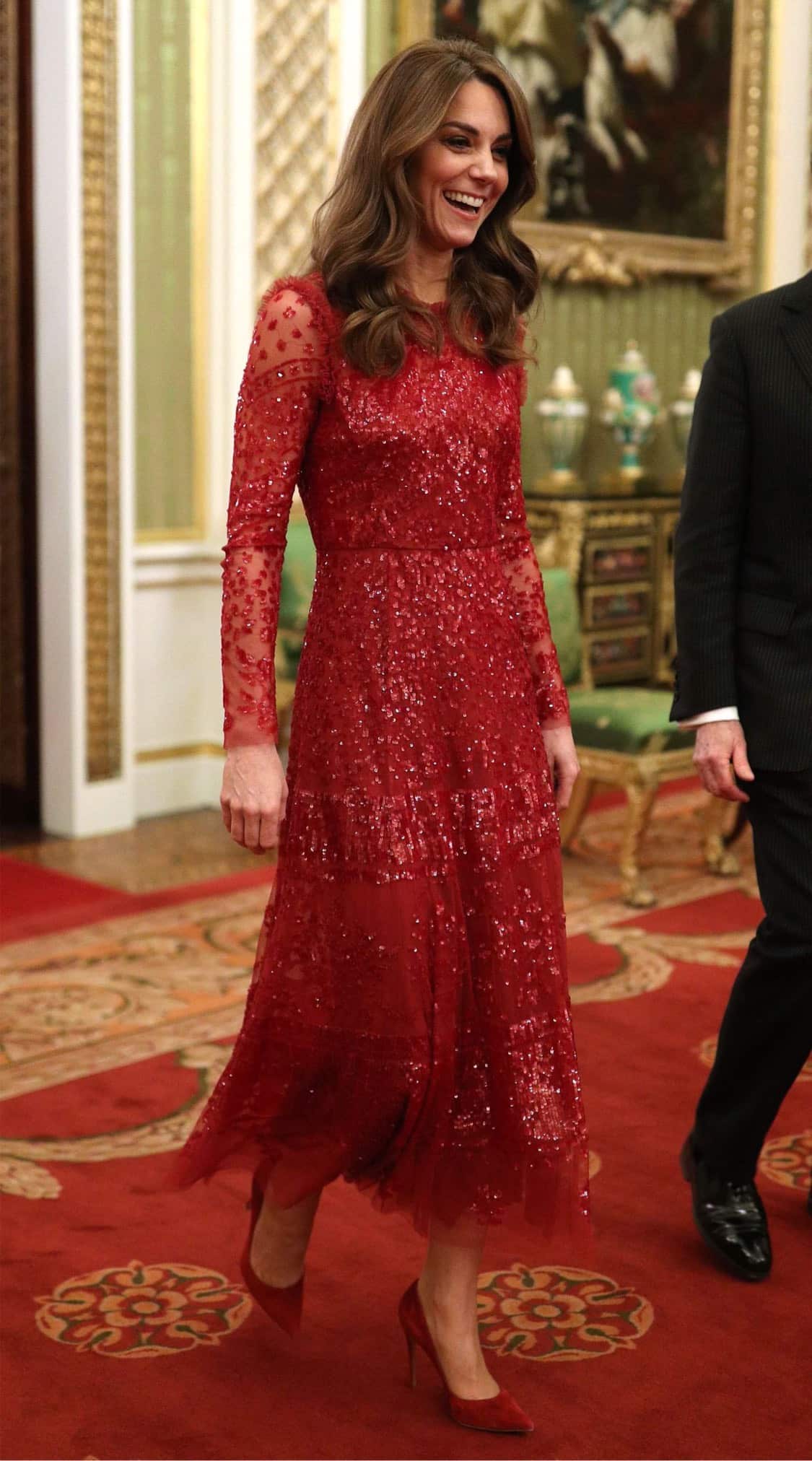 Kate Middleton mặc váy đầm đỏ rực mà không lố, hội chị em U40-U50  học diện Giáng sinh chuẩn bài! - 6