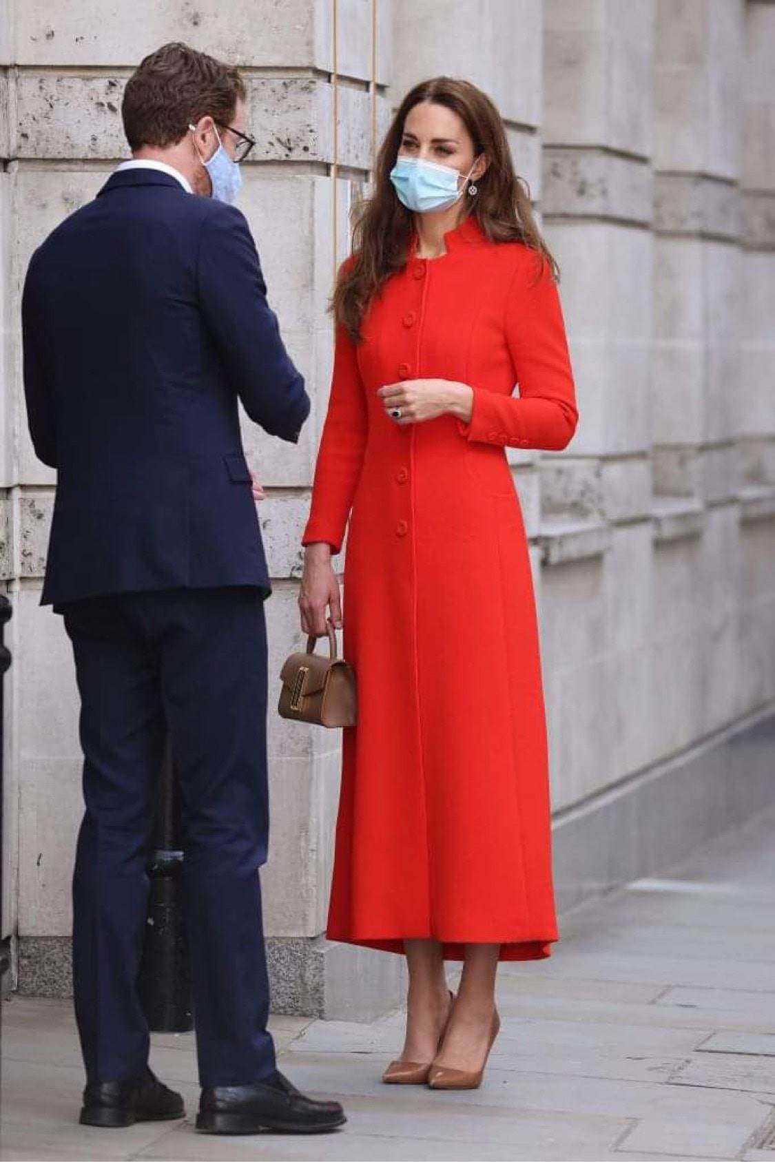 Kate Middleton mặc váy đầm đỏ rực mà không lố, hội chị em U40-U50  học diện Giáng sinh chuẩn bài! - 5