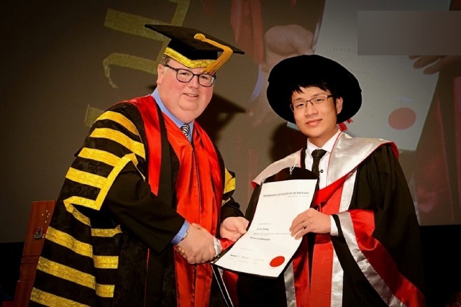 Lê Vũ Hoàng tốt nghiệp cử nhân và tiến sĩ tại Đại học Kỹ thuật Swinburne.