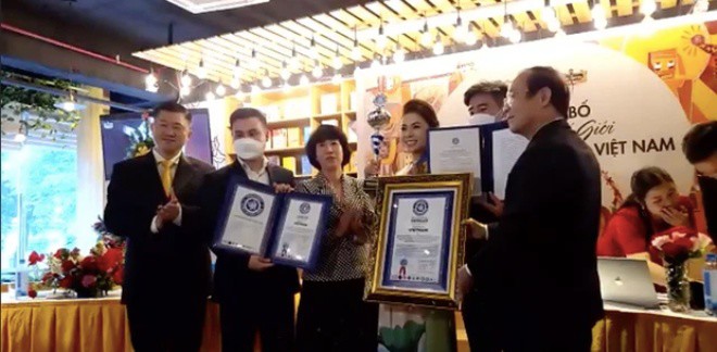 Đặng Lê Trung Nguyên và Đặng Lê Bình Nguyên (đứng thứ 2 từ trái sang và thứ 2 từ phải sang) lần đầu lộ diện.