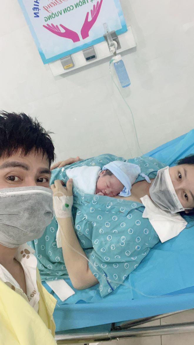 Bố đơn thân Lương Gia Huy lấy được gái xinh kém 18 tuổi, vợ đẻ 8 tháng đã lại bầu - 6