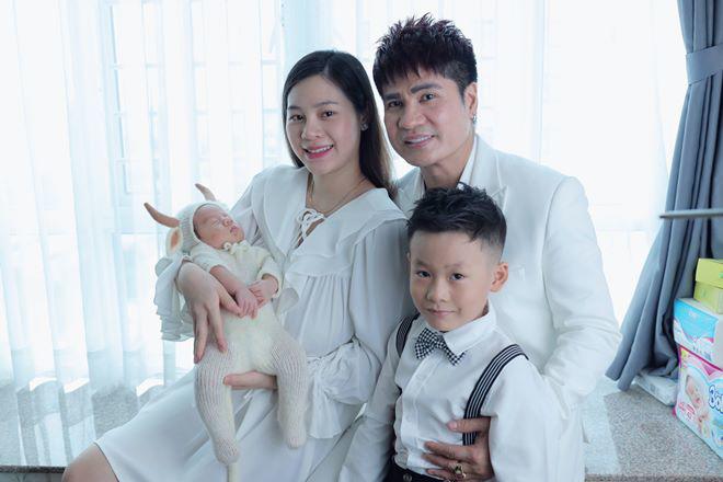 Bố đơn thân Lương Gia Huy lấy được gái xinh kém 18 tuổi, vợ đẻ 8 tháng đã lại bầu - 1
