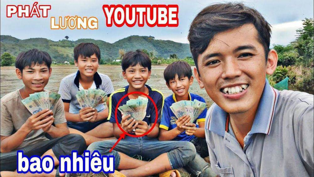Sang Vlog còn giúp đỡ các em bé chăn trâu cùng quê