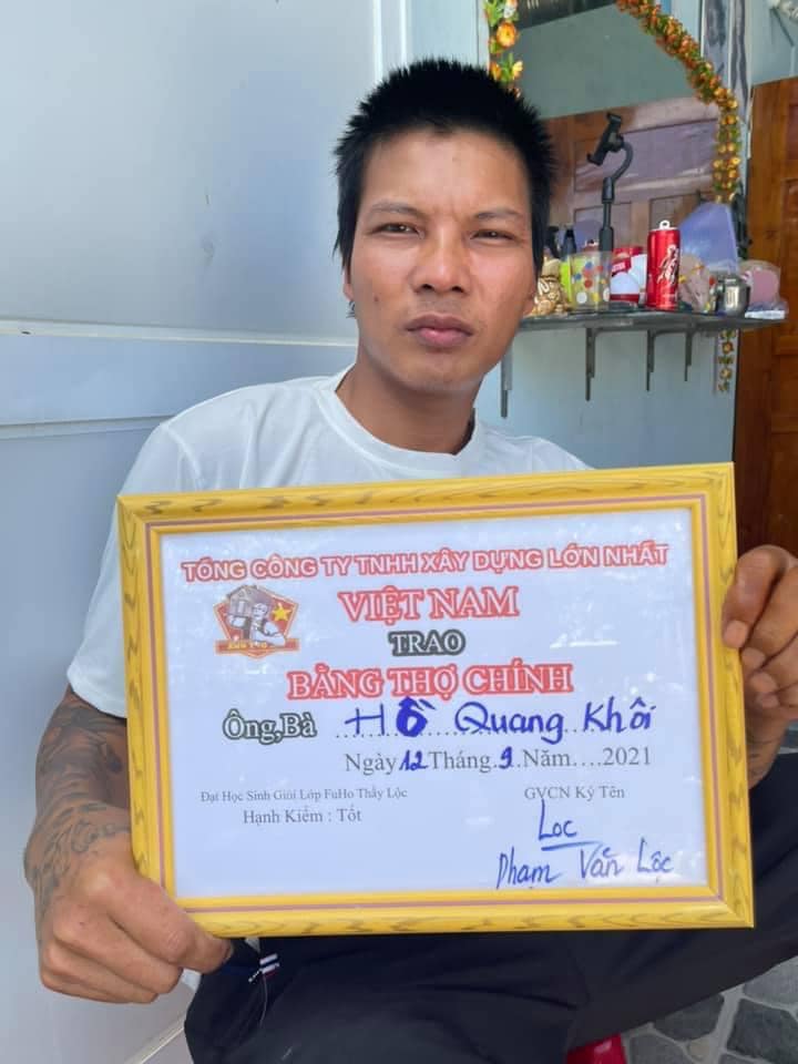 Bằng khen, bằng tốt nghiệp cho học trò của thầy Lộc Fuho