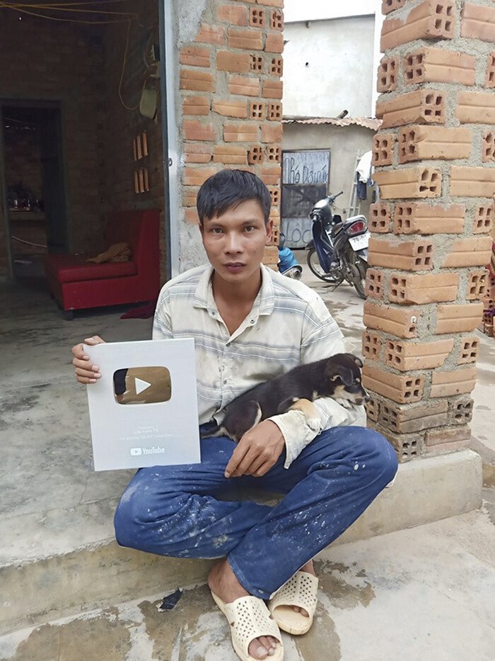 Lộc Fuho nhận được nút bạc từ Yotube, hiện tại anh đã có nút vàng.