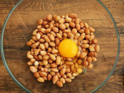 Bếp Eva - Vợ đập trứng vào lạc khiến chồng không hiểu, lúc lên mâm mới biết là món nhậu ngon kinh điển