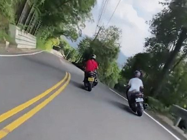 Clip Eva - Nôn nóng vượt, xe máy tự gây tai nạn