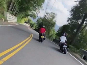 Nôn nóng vượt, xe máy tự gây tai nạn