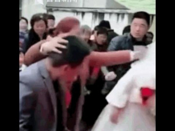  Clip: Bị dúi đầu xuống bắt làm lễ, cô dâu ném hoa cưới rồi định bỏ về 