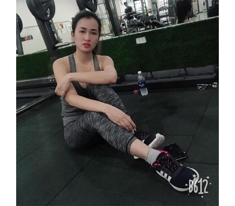 Theo đó, Trang Moon còn chia sẻ những hình ảnh tập luyện vất vả ở phòng tập để chứng minh body có được không phải nhờ sửa sang. Dù bận rộn nhưng mỗi ngày cô đều cố gắng sắp xếp tập ít nhất 2 tiếng.
