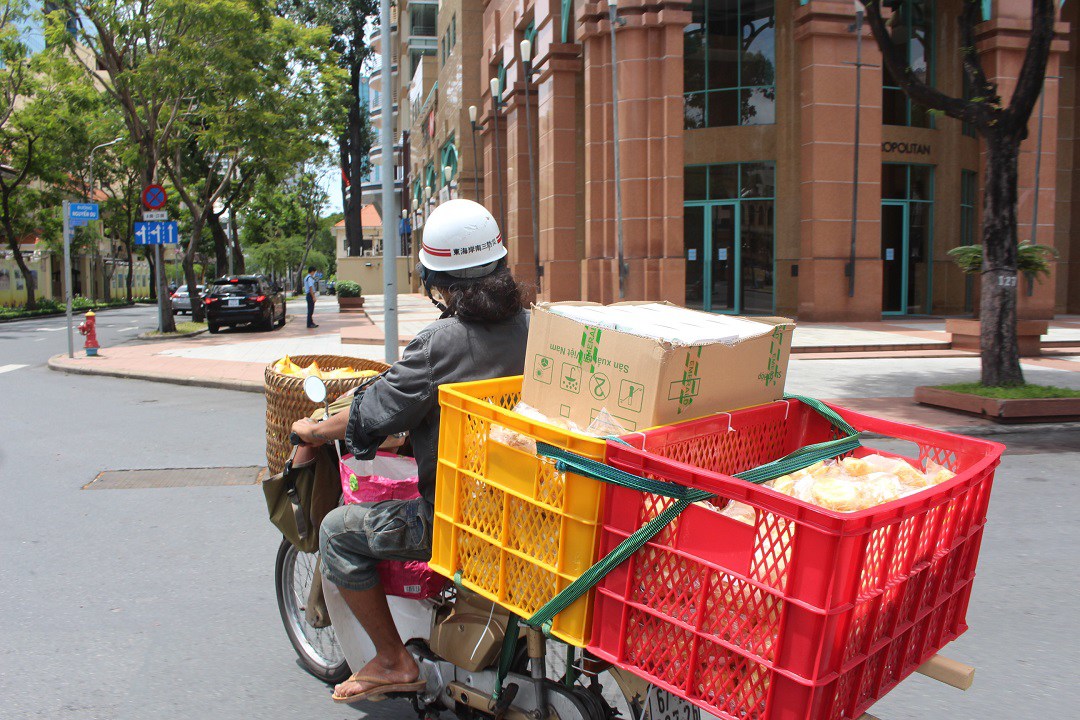 Chàng trai Lâm Ống Húc rong ruổi khắp nơi đường tặng đồ ăn miễn phí cho người khó khăn 