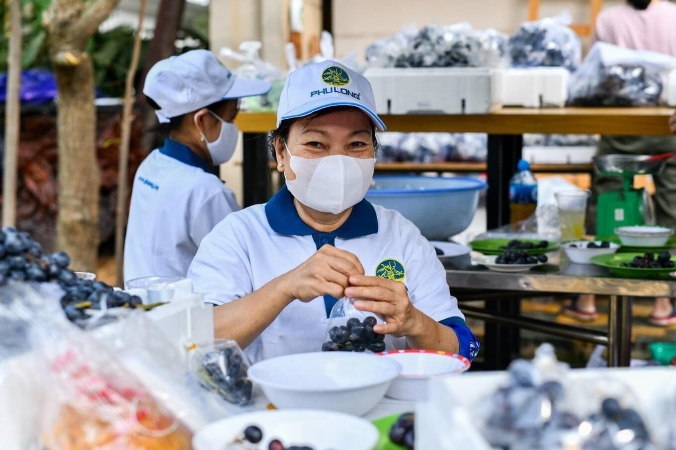 Một tình nguyện viên đang làm việc tại bếp ăn nghĩa tình. Ảnh: Thông tấn xã Việt Nam