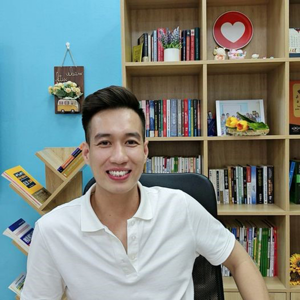 Góc làm việc của anh không bao giờ có thể thiếu sách