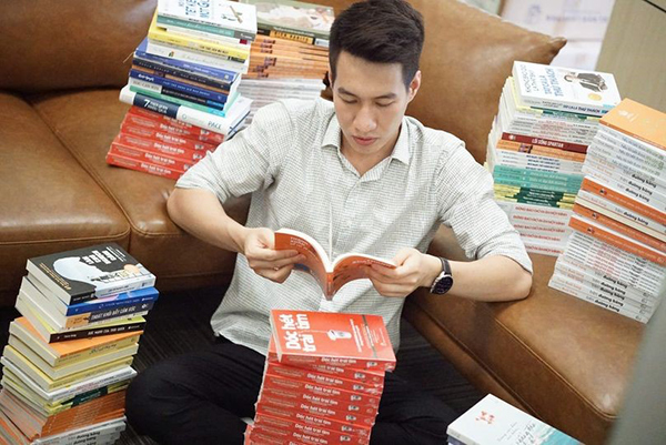 Anh miệt mài chọn những đầu sách hay để lan tỏa trong dự án Minato Book – Điểm tựa