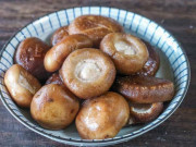 Bếp Eva - Chỉ rửa nấm hương với nước chẳng khác gì ăn trứng côn trùng, dùng thứ này chất bẩn trôi hết